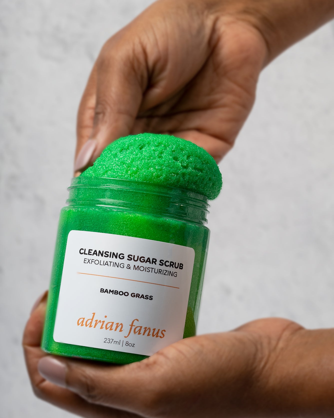 SCENT DESCRIPTION  Exotic blend of teakwood surrounded by rich spices of cardamom, cinnamon, and clove; sitting on base notes of cedar, amber, sandalwood, and patchouli.