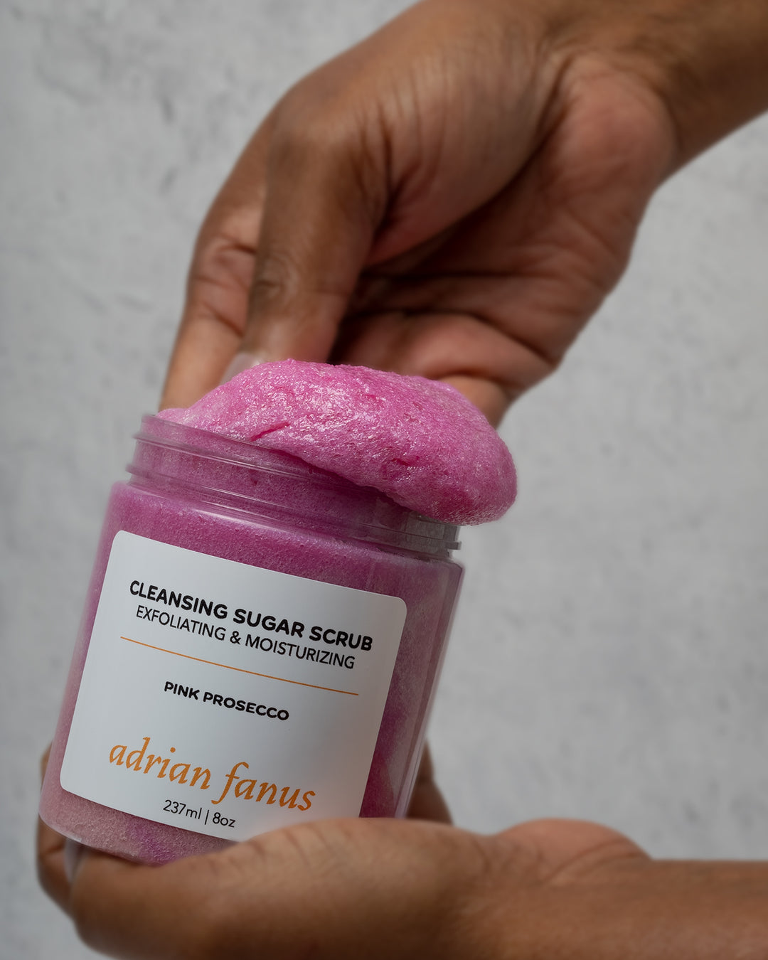 SCENT DESCRIPTION  A bubbly celebration of champagne with notes of peach nectar, lemon, orange, prosecco, apricot, mango, and musk.